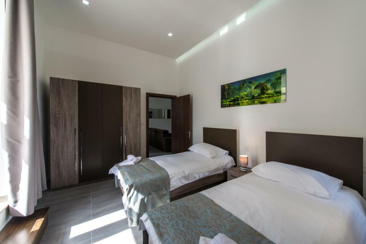Hacienda Apartments Слима Екстериор снимка