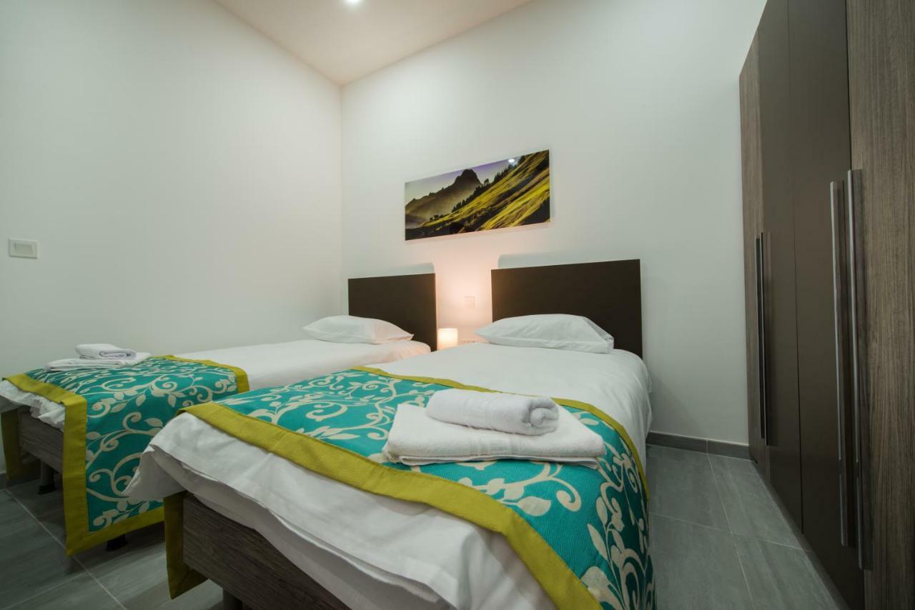 Hacienda Apartments Слима Екстериор снимка